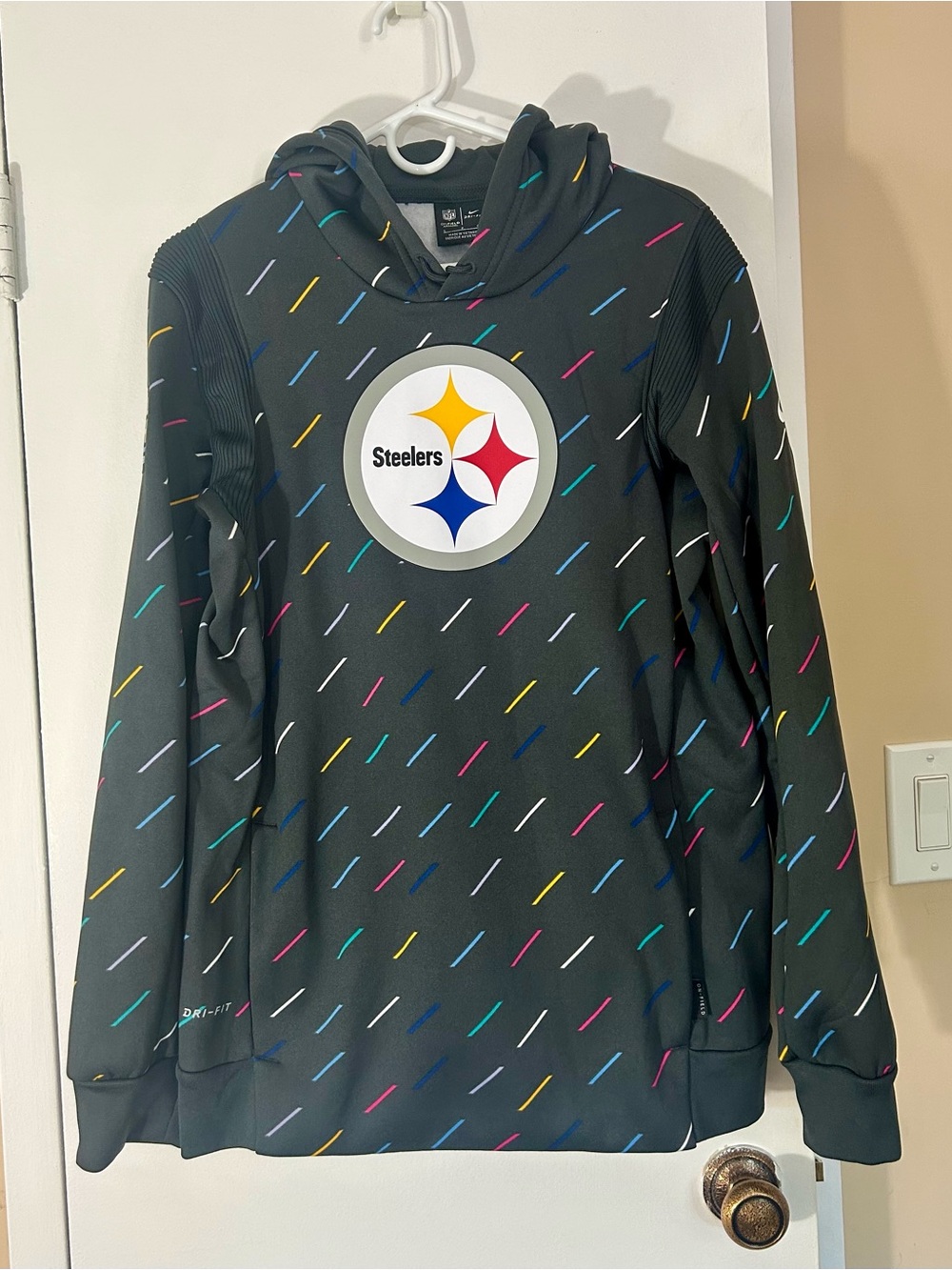 Nike Men’s Charcoal Pittsburgh Steelers NFL Crucial Catch Hoodie, Size Small